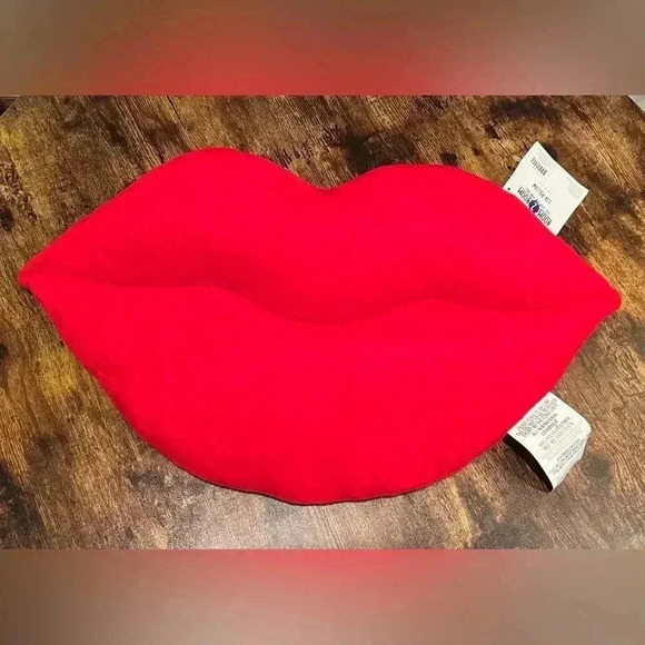 Room 2 Room | plush lip shaped pillow. - Picture 3 of 7